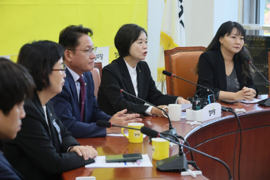 이정미(오른쪽 두 번째) 정의당 대표. 연합뉴스